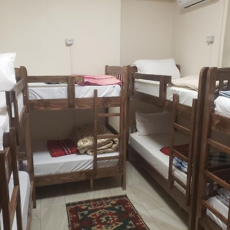 Hostel Oakland Тирана Екстер'єр фото