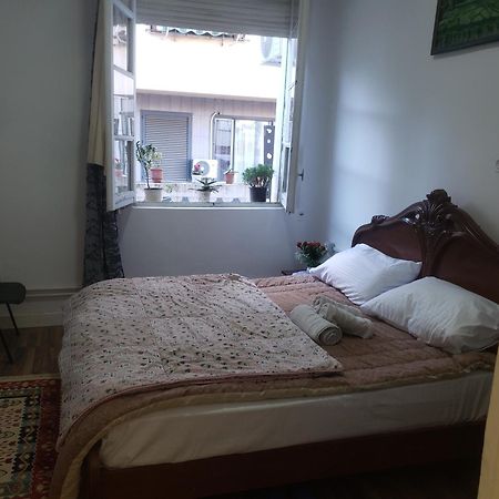 Hostel Oakland Тирана Екстер'єр фото