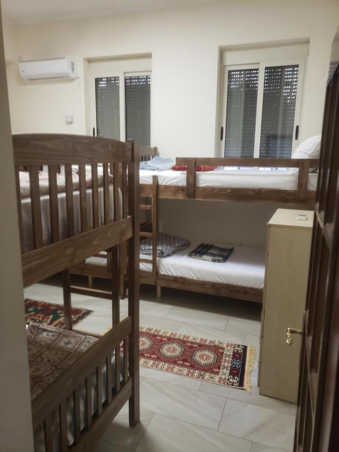 Hostel Oakland Тирана Екстер'єр фото