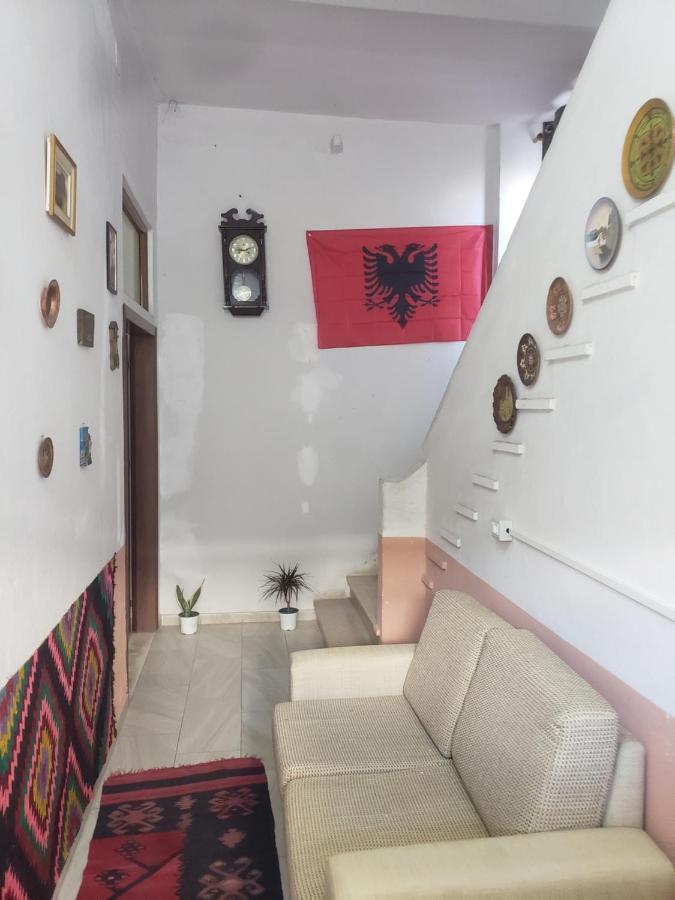Hostel Oakland Тирана Екстер'єр фото