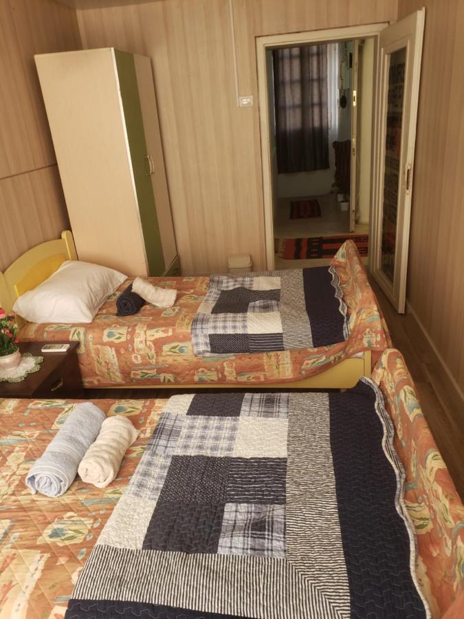 Hostel Oakland Тирана Екстер'єр фото