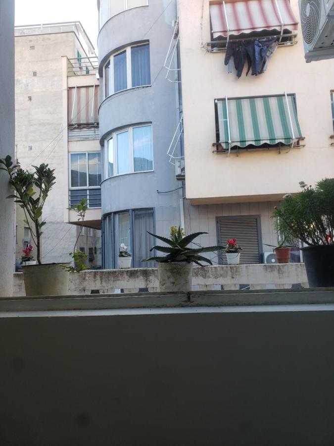 Hostel Oakland Тирана Екстер'єр фото