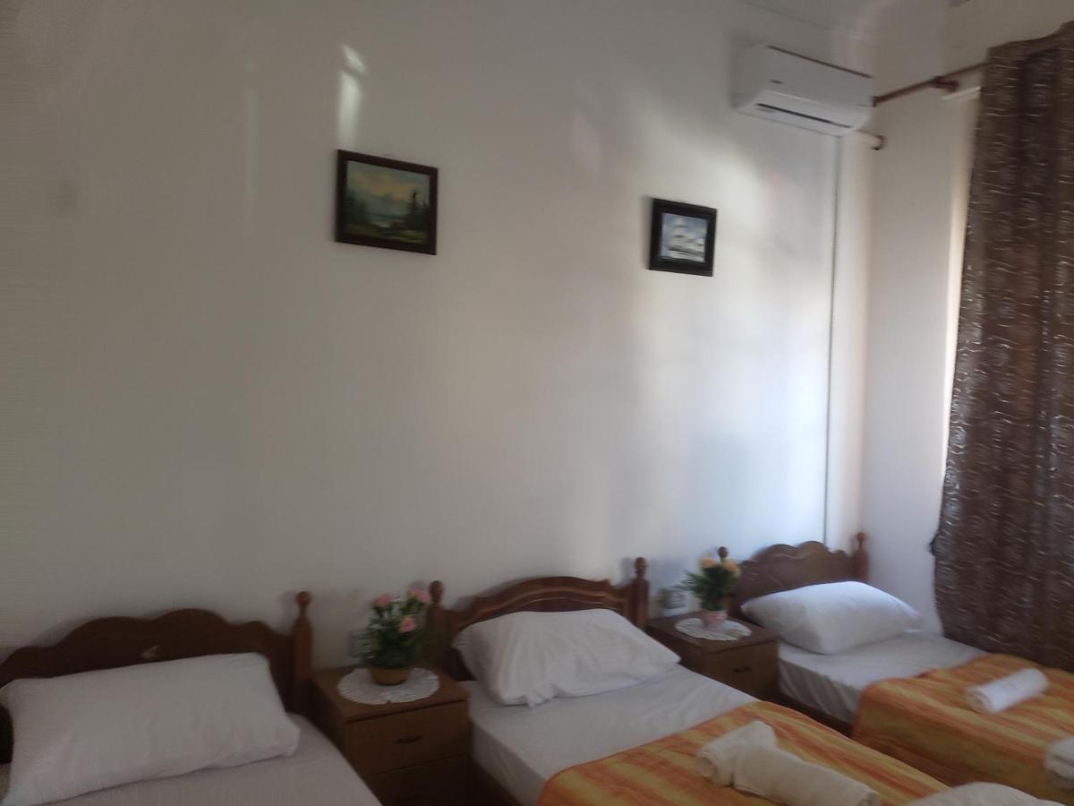 Hostel Oakland Тирана Екстер'єр фото