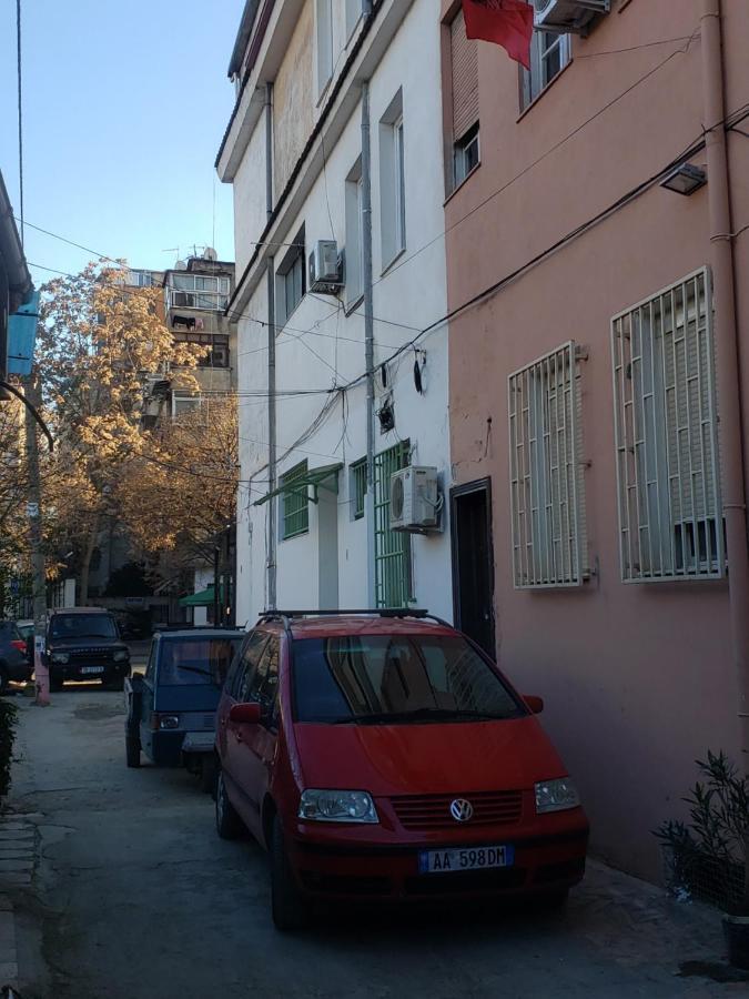 Hostel Oakland Тирана Екстер'єр фото