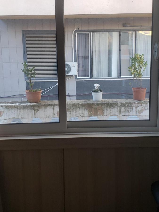 Hostel Oakland Тирана Екстер'єр фото