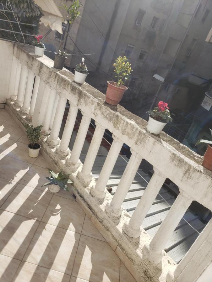 Hostel Oakland Тирана Екстер'єр фото