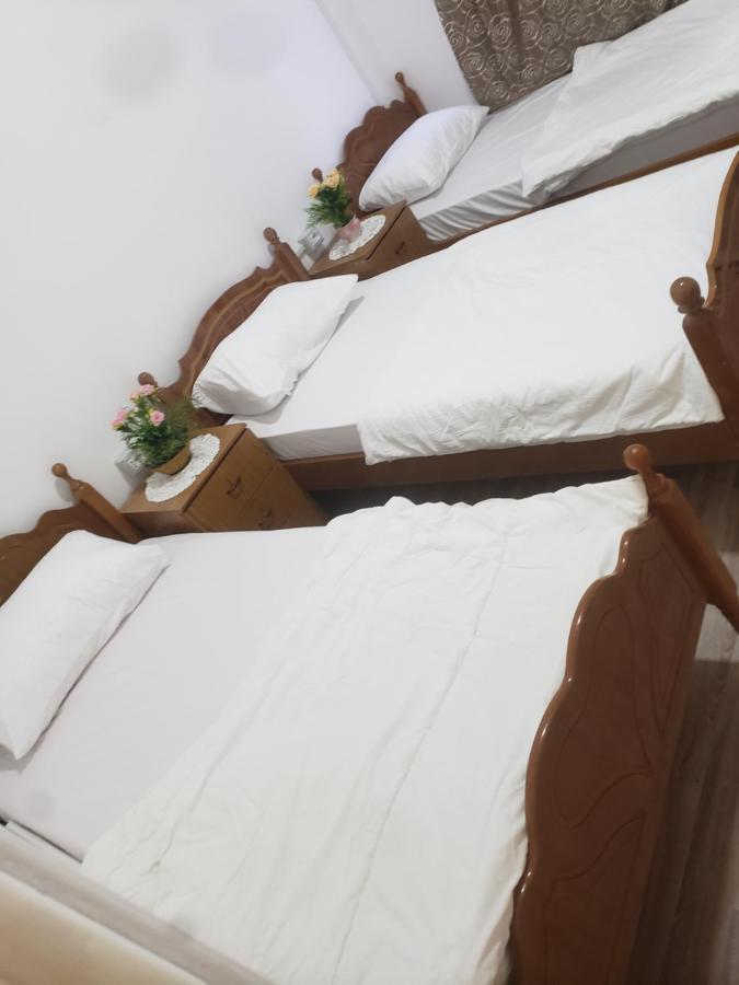 Hostel Oakland Тирана Екстер'єр фото