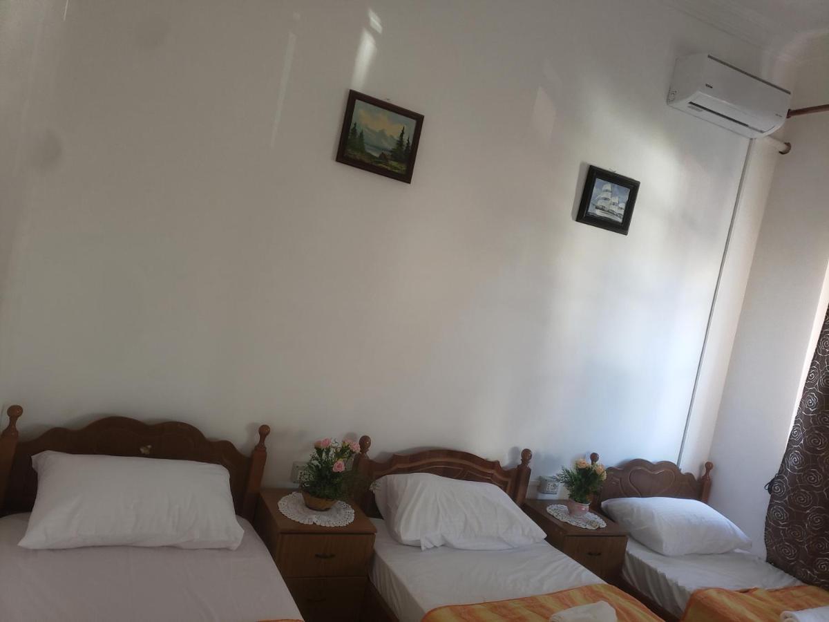 Hostel Oakland Тирана Екстер'єр фото
