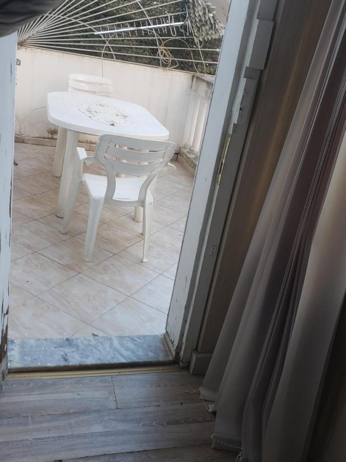 Hostel Oakland Тирана Екстер'єр фото