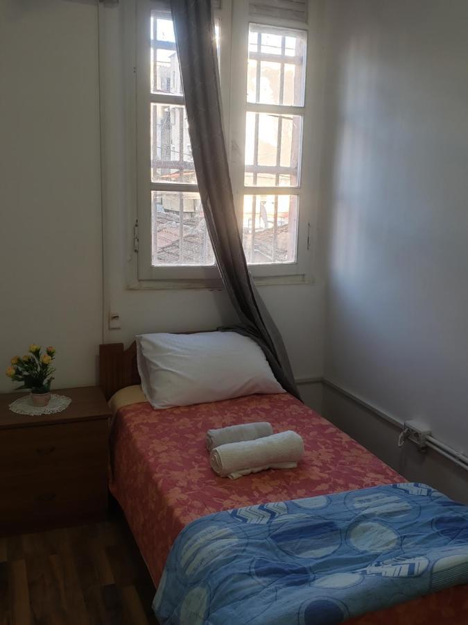 Hostel Oakland Тирана Екстер'єр фото