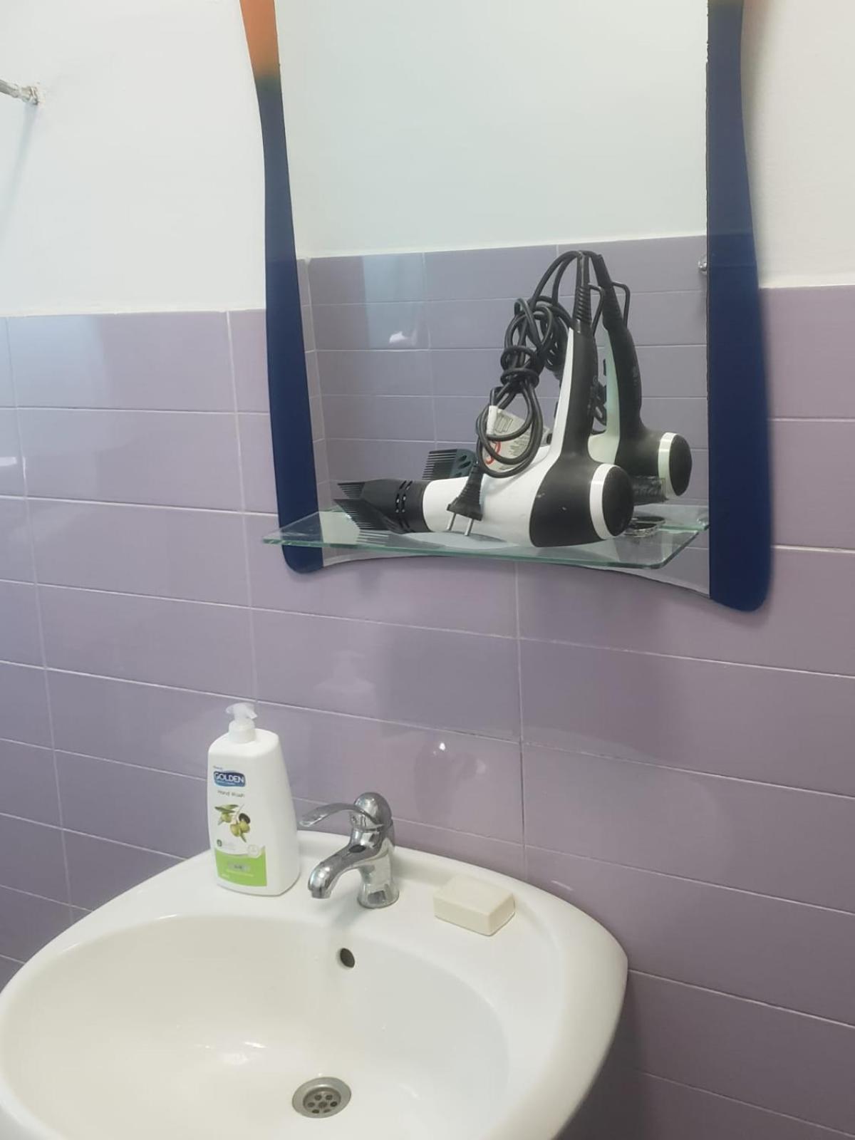 Hostel Oakland Тирана Екстер'єр фото