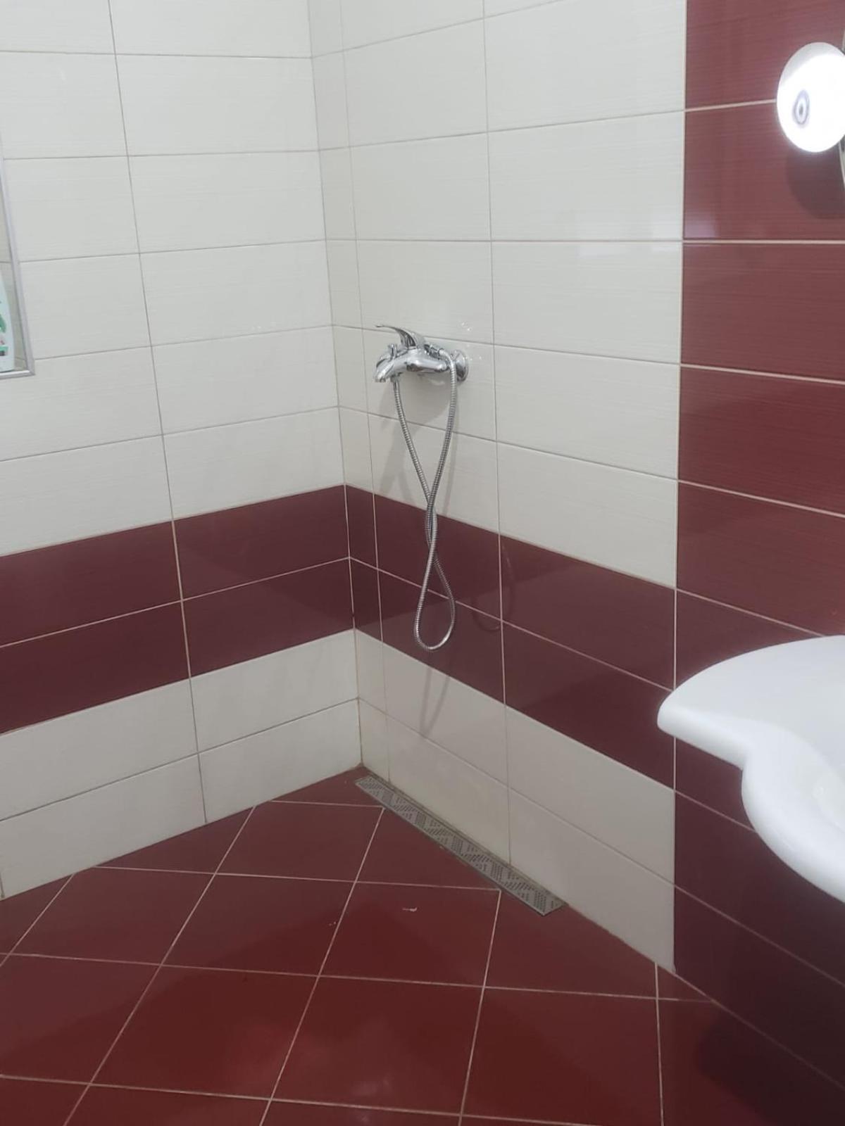 Hostel Oakland Тирана Екстер'єр фото