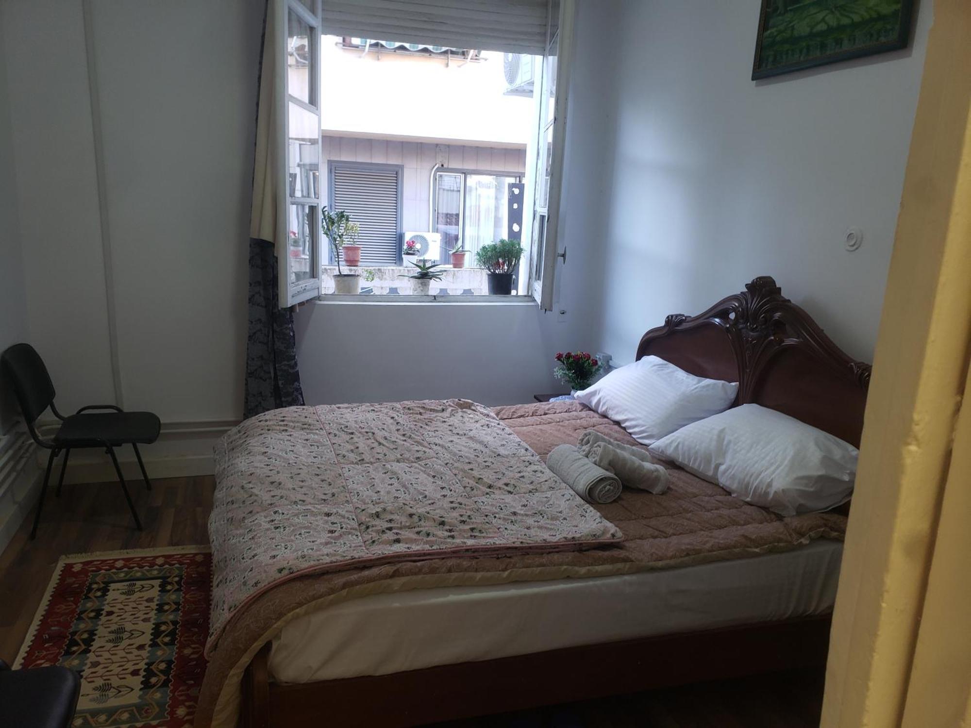 Hostel Oakland Тирана Екстер'єр фото